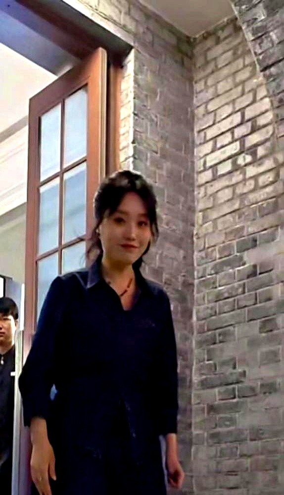 瘦了整整30斤，路人围着大喊“你好美”，李雪琴在青岛喜剧节的状态绝了。

肉眼可见地“薄”了一圈的她，挂着红绶带跟海外喜剧演员一块儿晃荡，出奇的松弛。听见路人夸，她笑着把手里的气球直接塞给对方。

靠着16+8、管住嘴加规律运动掉的肉，但面对追问，她根本不接这茬，只丢下一句：“喜剧节真挺好的，我喜欢