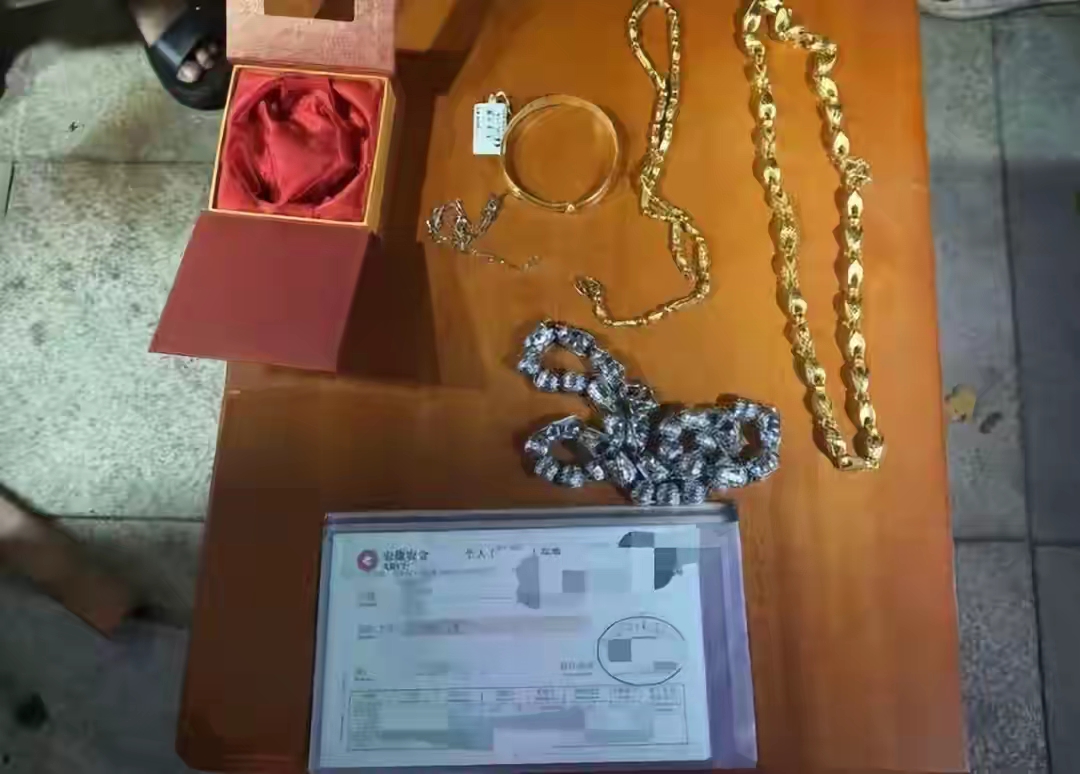 搬家时女儿不小心踩坏床头柜，怕被爸爸责怪，和妈妈商量后扔掉；两天后妈妈想起柜子里有370多克黄金铂金饰品，还有190余万元银行存单……

你先别急着骂这孩子糊涂，也先别替这家人心疼。你把这个场景在脑子里过一遍：满头大汗搬家的那天，东西堆得到处都是，孩子一脚踩下去，木板“咔嚓”一声裂了。她第一反应不是