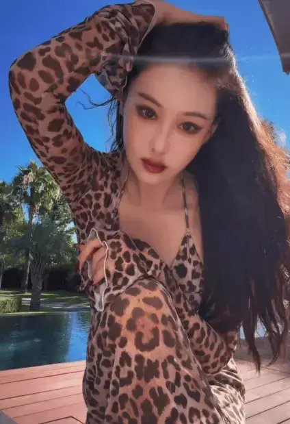 张馨予度假照太美了，不凹造型不硬撑，原来嫁对人真的会变好看 ​