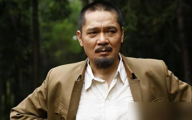 七十了，还在片场跟亲闺女演感情戏，这老爷子是真豁得出去。没结过婚，把一辈子那点念想全给了镜头，收工就一个人回家。旁边同龄的老哥们儿，张国立、杜志国，哪个不是儿女绕膝、热搜上挂着明星娃。就他，戏里演尽悲欢，戏外活得跟张白纸似的。不晒孤独，不卖惨，腿有旧伤阴天疼，片场照样较真。有人说他亏了，我看是把人情