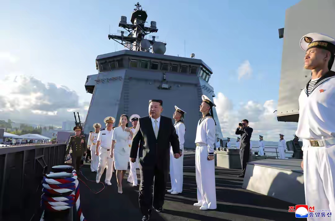“姜健”号驱逐舰正式入列朝鲜海军
 
“姜健”号驱逐舰正式入列朝鲜海军。入列仪式在元山港隆重举办，这是朝鲜崔贤级驱逐舰的二号舰，标志着朝鲜海军现代化建设迈出关键一步 。
 
回顾这艘战舰的经历，可谓一波三折。早前下水时，该舰曾发生侧翻意外，一度被外界不看好。但朝鲜军工团队全力抢修，完成舰体修复，之后