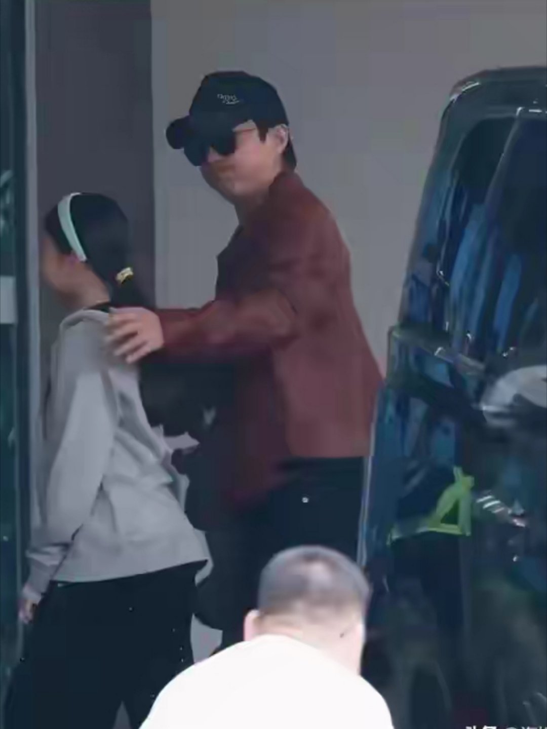 邓超带女儿小花现身机场，12岁小花看着好大了，个子高 ​