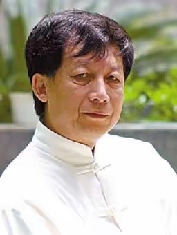 一天，易中天在厦大上课的时候，一个女生突然站起来冲着他大喊：“易老师，我想嫁给你！”易中天却说：“你少说了几个字。”

台下瞬间安静，随后又是一阵骚动，前排的学生回头张望，后排有人站起来往过道里挤，想看清楚说话的女生长什么样子。女生的脸涨得通红，但站在原地没有坐下，眼睛盯着讲台上的易中天，等着他接下
