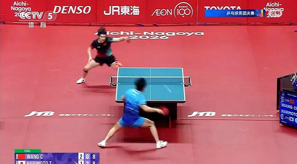 赢完中国队，转头就被世界第344名干了，张本智和这落差太魔幻。
男团夺冠后他忙着跑商业活动，精力全散在外面。结果单打四分之一决赛前只睡了3小时，眼睛都睁不开就上了场。
对手阿拉米扬反手玩得贼溜，旋转落点全不讲理，张本被打得只会摇头。七局打完3-4，爆冷出局。
他自己赛后都认了：这几乎是一场完败