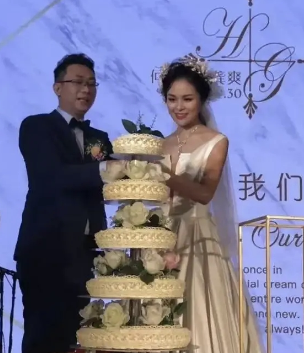 何嘉炜与龚爽当年在广东中山举办婚礼，场面热闹隆重，现场还安排了音乐表演。不过，仅凭婚礼场面去判断何嘉炜的经济条件，甚至猜测婚后是谁养家，其实没什么依据。何嘉炜真正拿得出手的东西，并不是婚礼排场，而是专业能力。

很多人后来认识何嘉炜，是因为龚爽。龚爽名气确实更大，拿过中国音乐金钟奖民族唱法金奖，也长