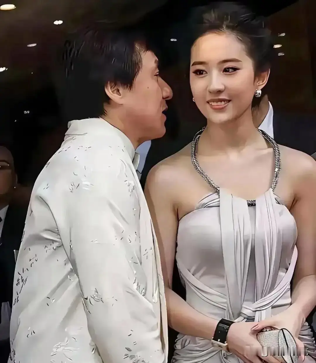 成龙凑在刘亦菲耳边说了什么？
瞧瞧这幕画面，成龙是影视圈的资深前辈，刘亦菲是正当红的人气艺人，成龙凑近刘亦菲耳边低声私语，刘亦菲侧过头认真聆听，这场景瞧着格外融洽。
只是没人知道他俩私底下聊了些什么，各位网友能猜出来吗？