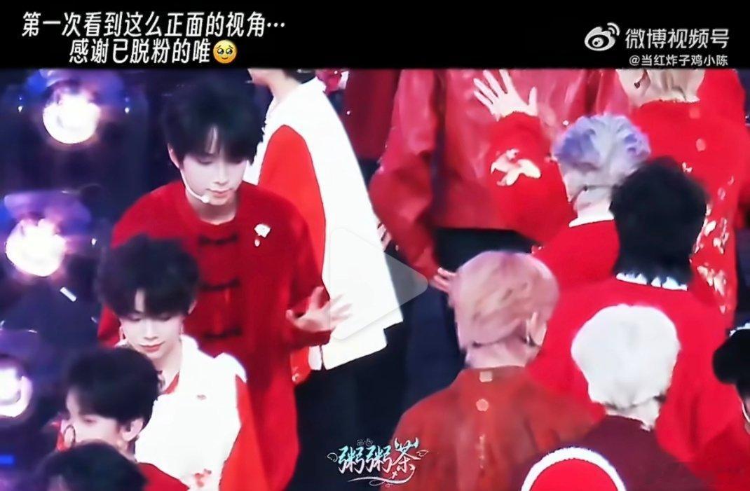 #王橹杰对穆祉丞打招呼新视角#我天哪，尽然还有新视角，另外今晚的无人机表演也很好看哦 ​