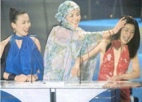 吴君如这个剧中的搞笑女王，她生活中应该也是有点搞笑的，王菲和她在一起，都笑开了花。