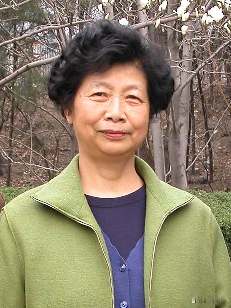 1970年，科大要搬。从北京搬到合肥，全校最值钱的家当就两样：仪器和书。车是没有的，全靠人一根扁担、一只木箱往回扛。16岁就考进这所学校的施蕴渝，抬着大木箱上楼，肩膀磨破了也不肯撒手。

五十六年后，84岁的施蕴渝还每天骑车穿行在这个校园里。学生背地里管这位院士叫&