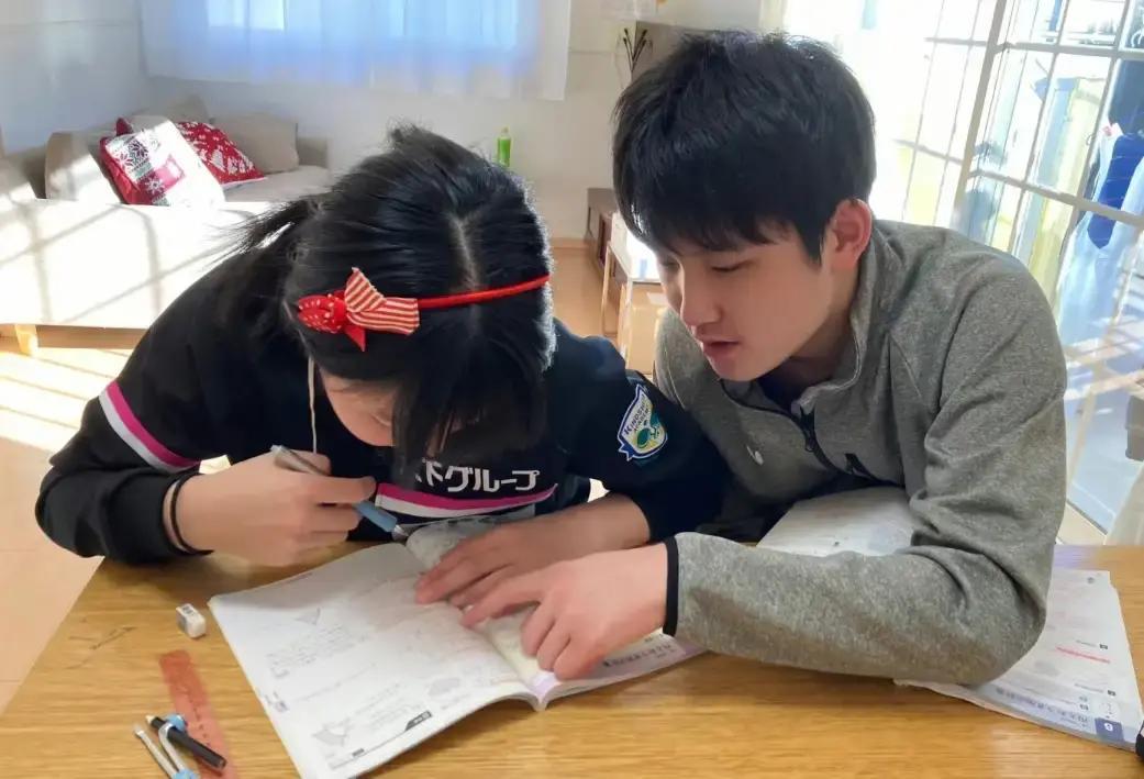 原来张本智和张本美和兄妹俩不仅球打得好，文化成绩也很不错，张本智和考上了早稻田大学，这是日本排名前十的学校；张本美和学习上也有天赋，拿到过日本全国模拟考试的第一名！之前怎么没发现这对兄妹这么优秀！
 
训练馆的灯还亮着。张本美和放下球拍，走到场边，从书包里抽出习题册。她看了眼时间，还有二十分钟才轮到
