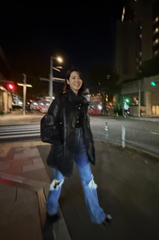 玄彬给孙艺珍拍照，整张脸被贴纸糊得严严实实，网友扒出墨镜倒影里他快趴地上了。就为找个角度，这哥是真拼。
孙艺珍晒高尔夫球场照，先吐槽老公构图广角怼脚，转头又夸进步神速。结果被眼尖的发现，玄彬为了拍好这张，整个人几乎贴到地面。
更绝的是，两口子照片里，玄彬的脸永远被贴纸封印。粉丝都习惯了，管这叫顶