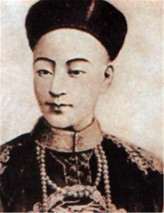 光绪帝：一个被亲妈PUA、被老婆绿、被囚禁十年的“史上最惨CEO”

各位老铁，今儿咱不聊宫斗，不聊权谋，就聊聊清朝那位“想奋斗却只能躺平”的皇帝——光绪。

你说当皇帝爽不爽？按理说，那是爽到飞起。但光绪帝告诉你：当皇帝，尤其是当慈禧太后“亲儿子”的皇帝，那简直是地狱难度的打工人。这哥们儿的一生，