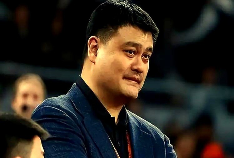 U18男篮打进亚洲杯决赛，这回算是看明白了。

场上这帮小伙子敢打敢拼，直接打破了男篮缺人的说法。中国篮球真不缺好苗子。

想想姚明当年搞红蓝两支国家队，选材面铺得确实够开。成年队打得磕磕绊绊，真不是咱们球员身体素质不行。

看看U18主帅王建军。到了比赛要命的关头，他直接把战术板交给外教。这份务实