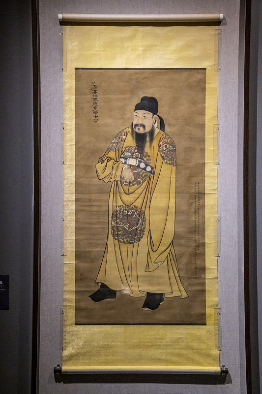 “唐玄宗是不是明君”                                                唐玄宗哪能简单用“是”或“不是明君”来盖棺定论。
他童年在武则天掌权的高压环境里长大，亲眼见李唐宗室人人自危，早早练出了隐忍果敢的性子。二十五岁就敢暗中拉拢禁军，联合太平公主发动唐隆政