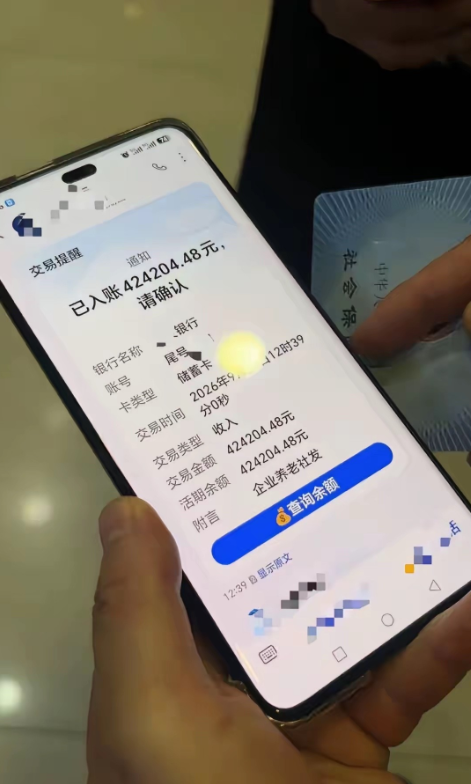 湖南常德，男子年轻的时候是国企员工，上班30年碰上企业改制，失业了没了经济来源，只能拾荒度日。爱心人士见男子可怜，准备对其进行帮扶，谁知一调查才发现，男子卡里竟然有42万养老金，每月还进账3700多元。得知这个一情况，男子激动的差点哭了！

在外人眼里，大爷就是个彻头彻尾的可怜大爷。

常年在街头巷