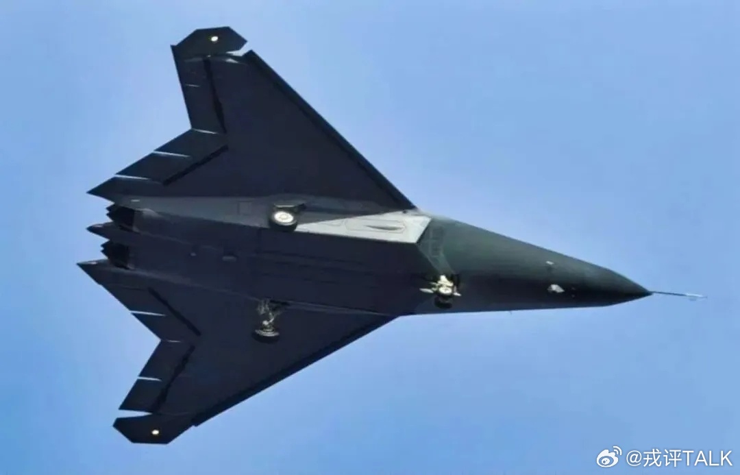 #热点解读##埃及# 前段时间，中埃空军举行了“文明之鹰-2026”联训，外界的关注点主要集中在歼-16与“阵风”战机合练时的优异表现，毕竟作为我军最先进的四代半战斗机，歼-16与歼-20、歼-35的区别，也就差了一个隐身，戎评也写过相关的文章。不过随着更多信息的披露，基本上可以确认一件事：埃及空军在 ​