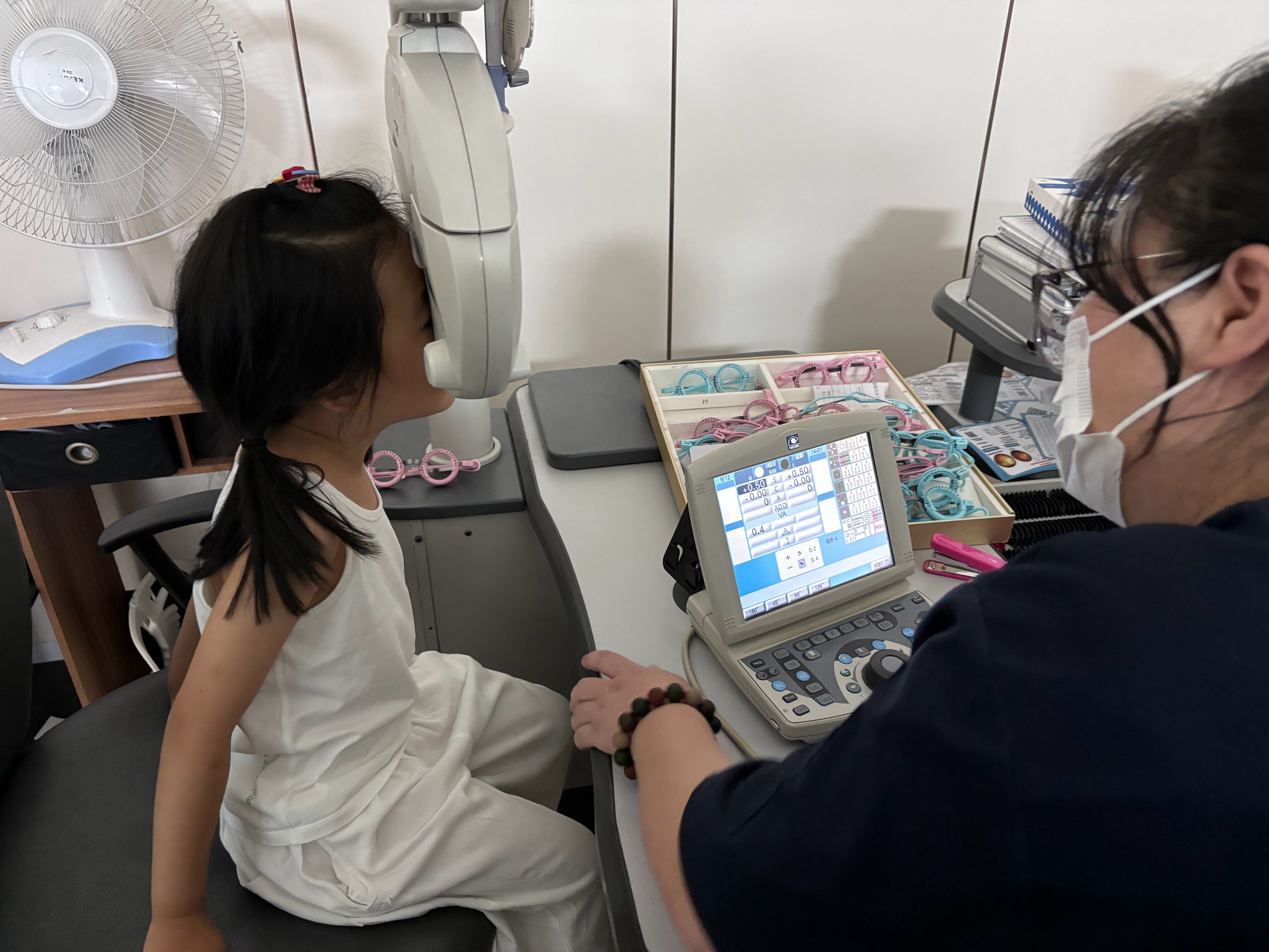 很久没带酱心检测视力了在幼儿园检查的时候没问题过了一个暑假，我不太放心所以今天带酱心检查一下视力视力表检查正常眼轴检查轴距22.75mm和22.74mm远视储备100我和狗儒都近视我还是高度近视所以酱心小时候做儿保医生就说她没有远视储备了当时我们就很担忧她上幼儿园就得戴眼镜提前很久做心理建设但是看到幼儿园这么多小朋友戴眼镜心里还是有些焦虑这么多年过去能维持这样的效果比想象中的要好酱心平时近距离用眼、网课并不少还特别爱吃甜食最优解就是户外活动DHA也一直在吃我问医生用不用提前戴平光眼镜防控一下医生说：“从目前的数据来看大可不用，而且孩子太小，一天也戴不住那么久，等上小学再看。”那我们就按照现在的方式继续观察晚戴一天赚一天