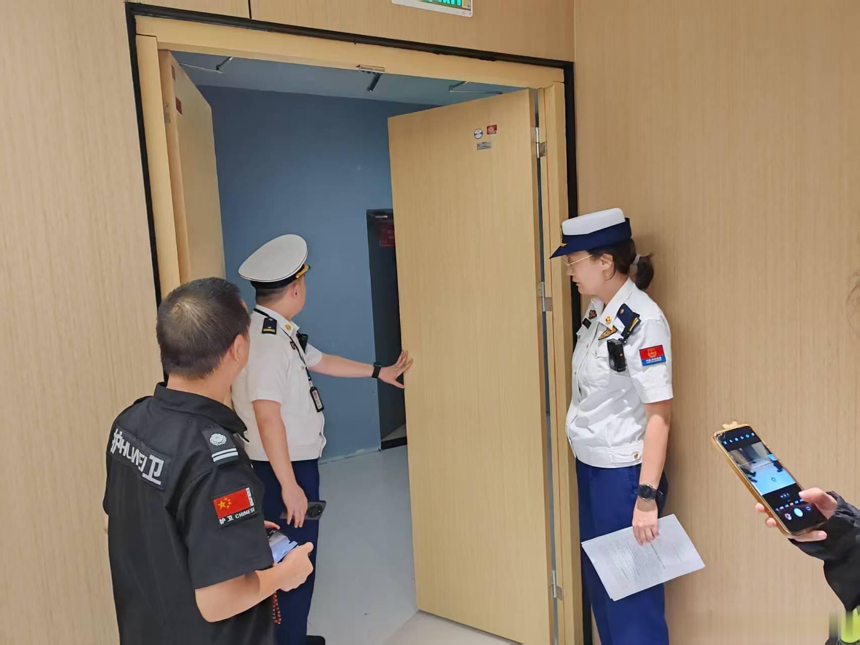 【群防群治·百日攻坚 | 节前排查除隐患 筑牢平安防护网 大渡口消防开展“蓝盾8号”集中夜查行动】为扎实做好中秋、国庆双节期间火灾防控工作，有效防范化解人员密集场所消防安全风险，坚决遏制各类火灾事故发生，9月21日晚，大渡口消防组织执法力量，深入辖区KTV、电影院、宾馆等重点场所，开展“蓝 ​