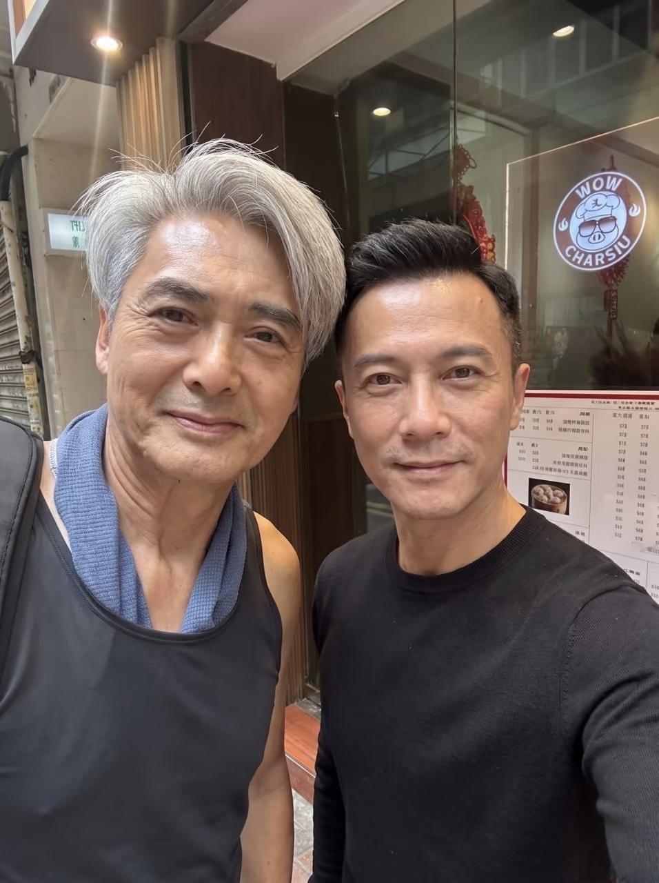 71岁周润发现身香港九龙城一间腊味店买叉烧，他一个人驾着豪车现身街头，没有保镖和助理陪同，独自来到店里买了一份叉烧。
他整个人看起来苍老了好多，身形消瘦，头发苍白，走路时佝偻着腰背，老人感非常重，完全没有了往日意气风发的光彩！
发哥无子无女，没有老婆陪伴在侧，影单影只，看起来好孤单啊！