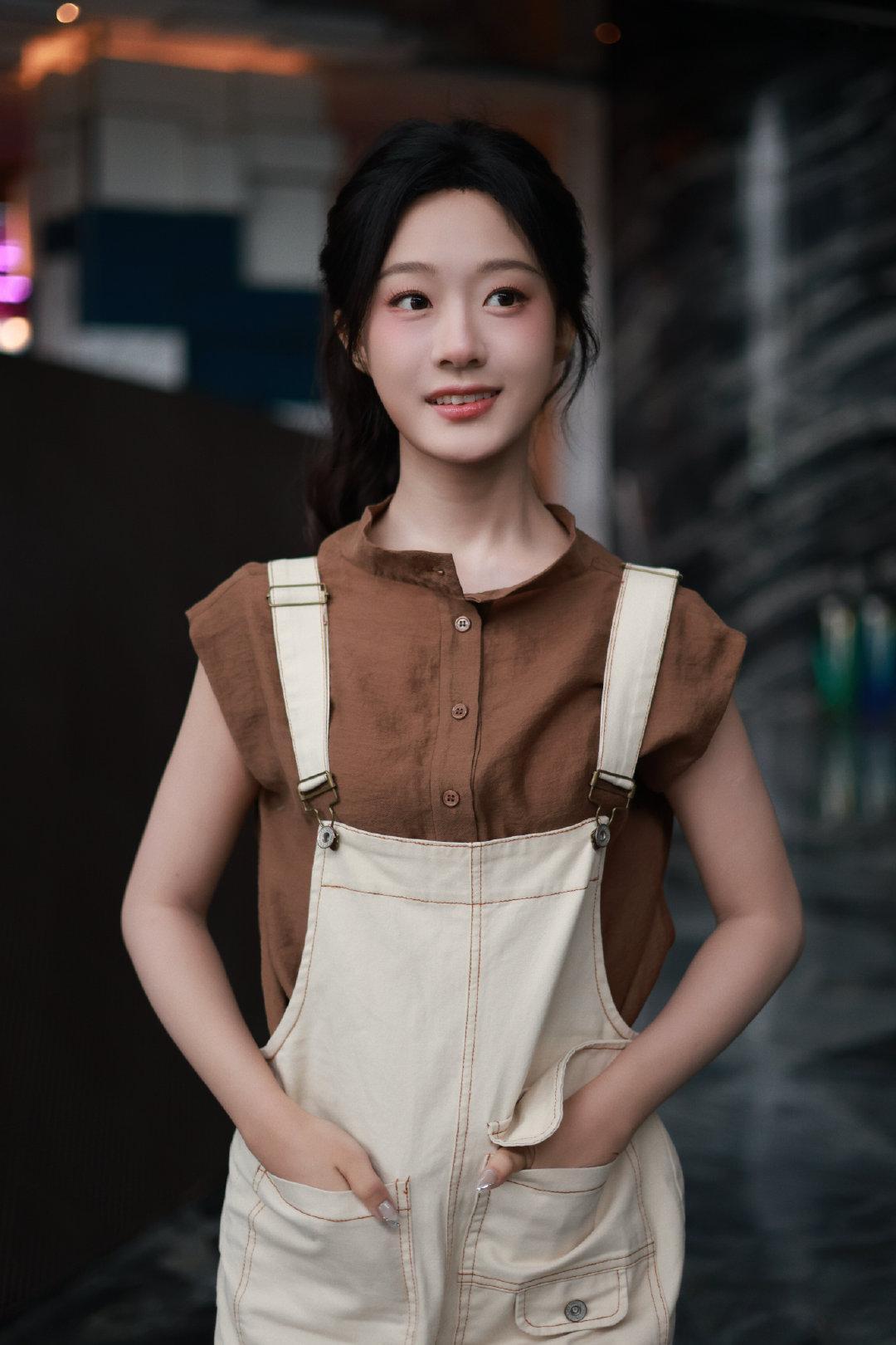一组彩排上班图
#向全世界安利侯呈玥# ​
