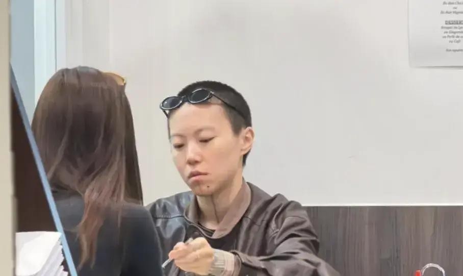 谁能想到当年在综艺里动不动就被全网骂的宋妍霏，转头直接坐到了天后王菲和李嫣中间

8月29号阿那亚音乐节那场，窦靖童在台上卖力唱歌，台下VIP区坐着王菲跟李嫣，旁边挨着的正是宋妍霏，镜头一扫过来，王菲带头捂着脸躲镜头，几个人说说笑笑，那份松弛感完全就是一家人的状态

她和窦靖童拍戏认识后玩到了一块儿
