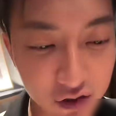 黄子韬给邵子恒发消息关心人家身体，徐艺洋在旁边来一句“人家都不回你”，他当场就炸了，嗓门瞬间拉满，手都挥起来了，非说不可能，肯定是没看见。
就他那个劲儿，跟小孩被戳破心事一样，又急又好笑。徐艺洋也不接茬，就笑着看他蹦跶，一副“我还不了解你”的表情。
这夫妻俩的相处模式基本定型了，一个负责点火，一