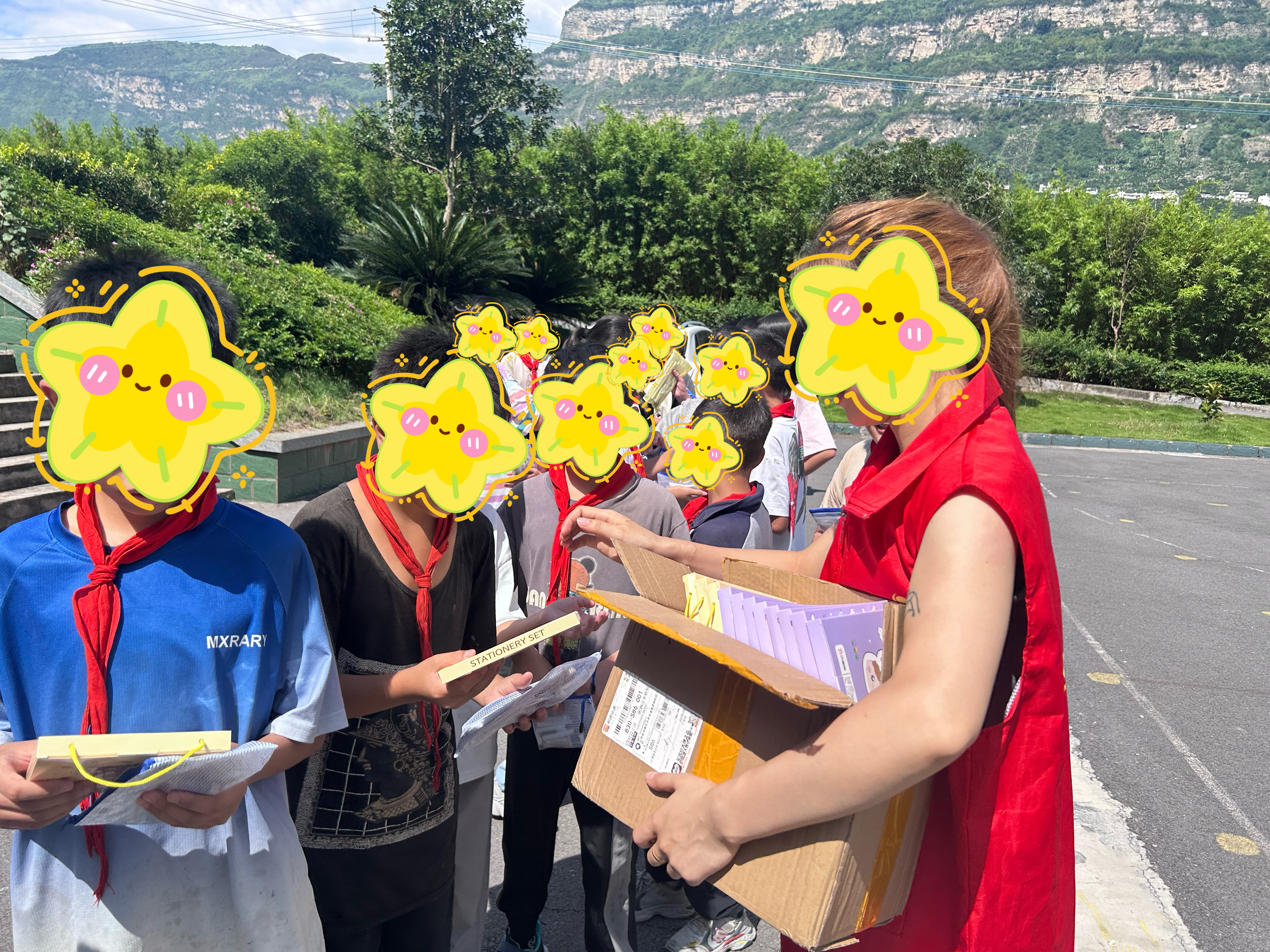 #青宇[超话]# 
青宇青站子七夕联合应援｜公益捐赠返图🌱

金秋开学，爱意如约抵达校园！

本次七夕联合应援共捐赠1000支铅笔、600本本子、1096支中性笔、156个文具袋、499块橡皮擦、490支笔芯、150套文具六件套，已在上周发放到孩子们手中。小小文具，承载满满善意，点亮少年新学期的星光。💌🌻 ​