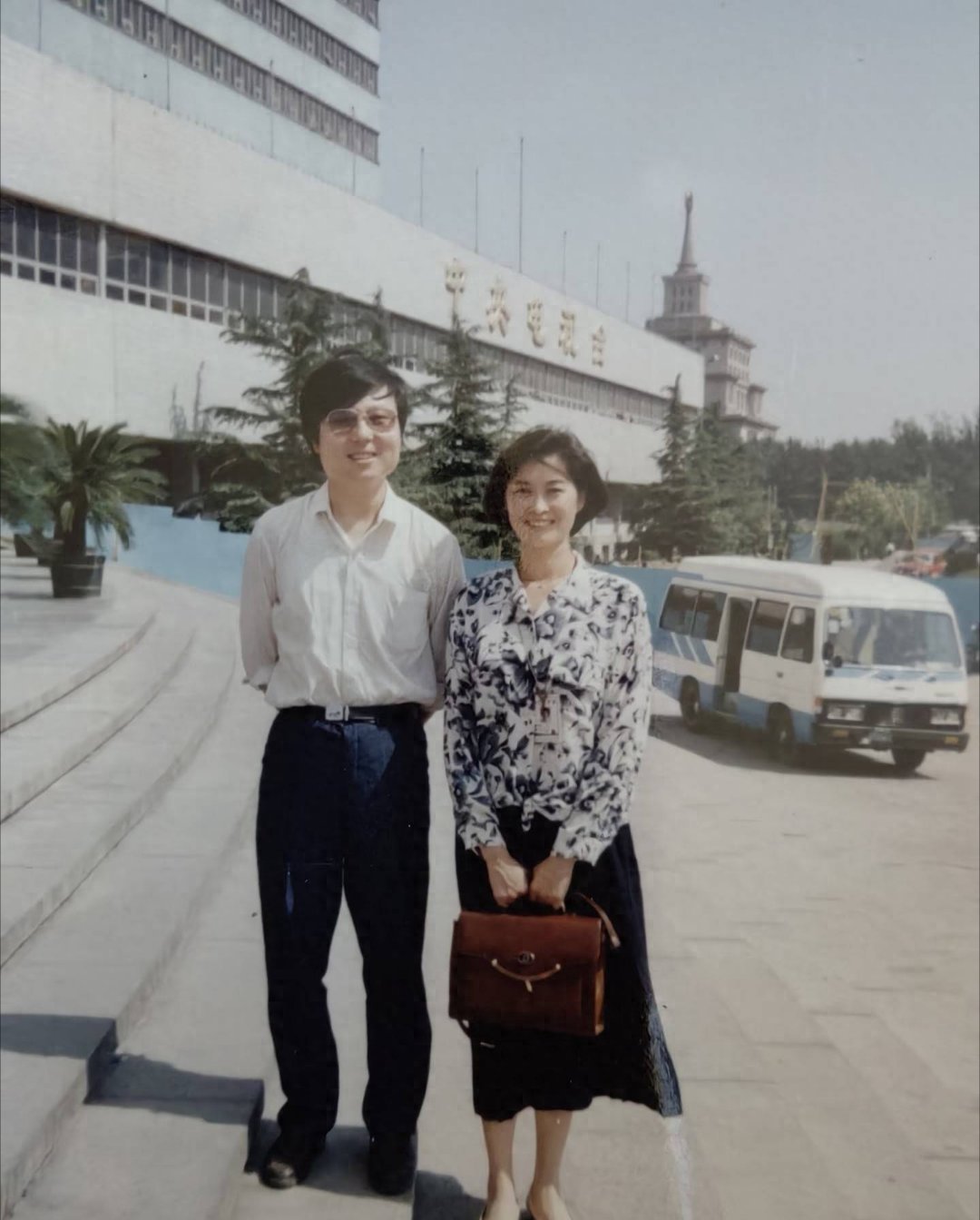 1994年春天，39岁的央视主持人敬一丹，和同事在中央电视台老办公楼前合影。敬一丹是央视知名主持人，主持《焦点访谈》《感动中国》等节目，以沉稳温和的新闻播报风格被观众熟知。 ​