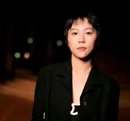 公园遛狗被拍，宋妍霏和窦靖童又同框了。

10月15日，有网友在公园偶遇两人。打扮都偏中性，牵着狗，步伐松散，看得出很熟。

这已经不是第一次被拍到。近几年，两人同框次数不少，外界对关系的猜测也没断过。但她们从没刻意回避，也没多解释什么。

评论区有人看不下去：坦坦荡荡交个朋友，也要被指指点点？