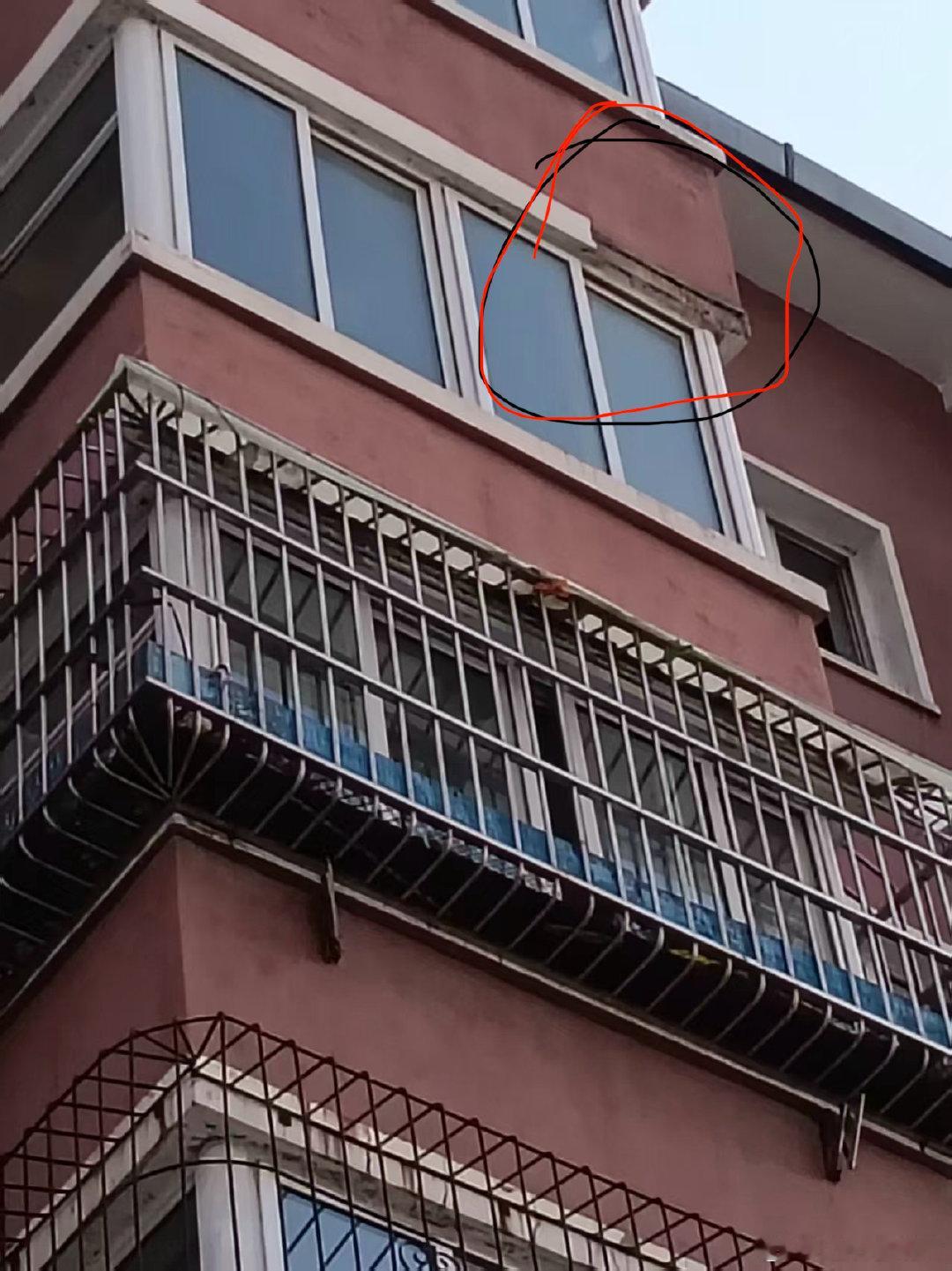 曙光路湖畔花园5层阳台外侧公共外立面脱落，存在高空坠物严重安全隐患，请相关职能部门尽快维修，防止出现安全事故。​