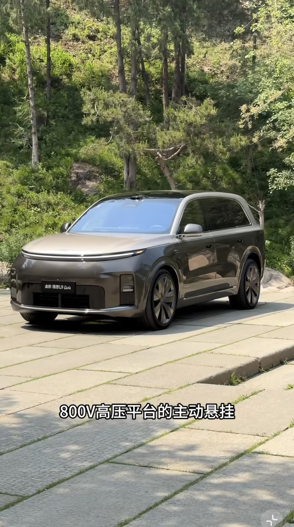 理想L9 livis 他真的来了  2026年5月15日发布了  这个车的技术800伏悬挂真的是逆天了  抓紧去看看 试驾一下  价格也真的是给力啊  竟然控制到了50万之内  还是很喜欢这个车的  赚点钱置换一下 置换性价比高
#开车出去玩 #理想L9 #青岛理想车友会