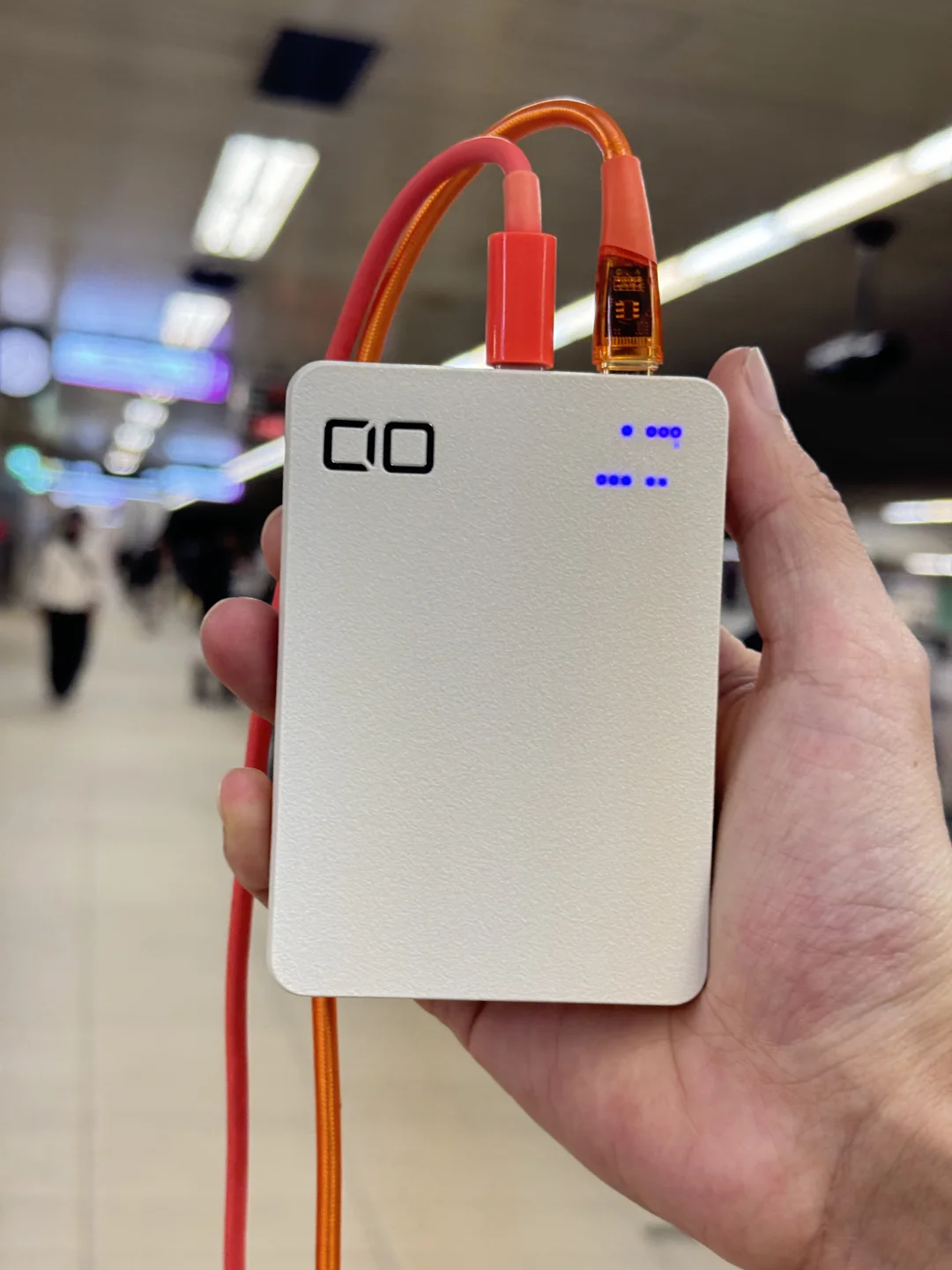 谁懂出门随时要借充电宝出国的无力感，跟铁子双双没电，要了亲命……