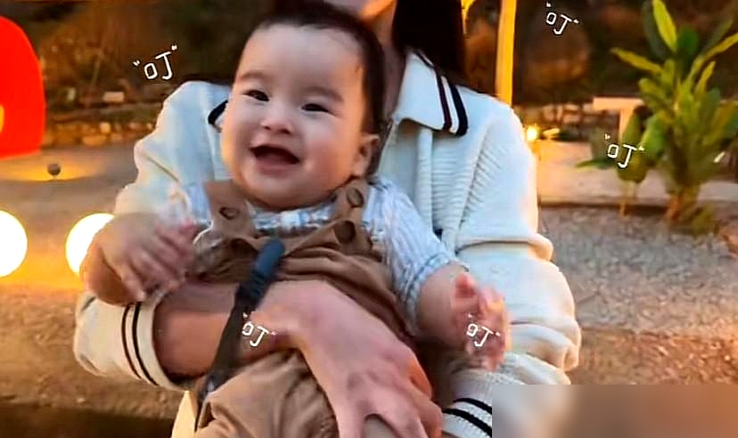 这妈没白当，连嘴型都长她脸上了。
汪小菲小儿子满月照一放出来，全网都在看那张元宝嘴。单眼皮，挺鼻梁，宽脑门，拆开看是汪家的骨血，合起来却偏偏撞了继母马筱梅的唇形。网友直接定性：最强基因认证，顺带把马筱梅整容的旧账也翻了篇。
汪小菲在台北过节，抱着儿子说手感跟当年抱小玥儿一模一样。这话听着温情，细