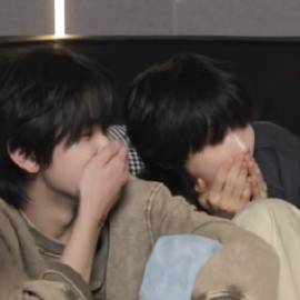 奕恒捂嘴是只捂嘴 座机是把鼻子都捂塌了哈哈哈哈