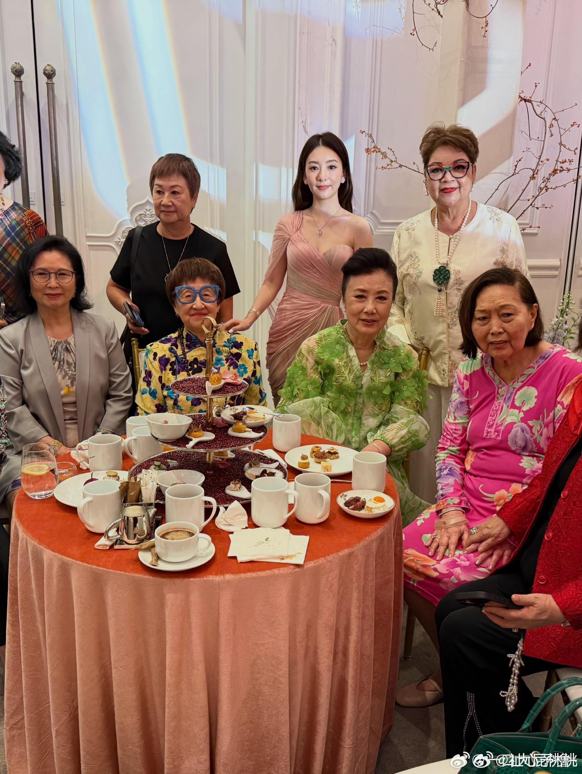 #奚梦瑶晒婆婆赠送的婚嫁敬茶礼#这场婚礼答谢宴，迟到了整整七年。

9月28日，何猷君和奚梦瑶在澳门上葡京终于补上了这场仪式。现场布置得梦幻隆重，上万朵鲜花铺满全场，但比起这些排场，更让人触动的是四太梁安琪的罕见登台。

她用粤语感谢奚梦瑶“善良优秀”，感谢她融入大家庭并带来两个可爱的孩 ​