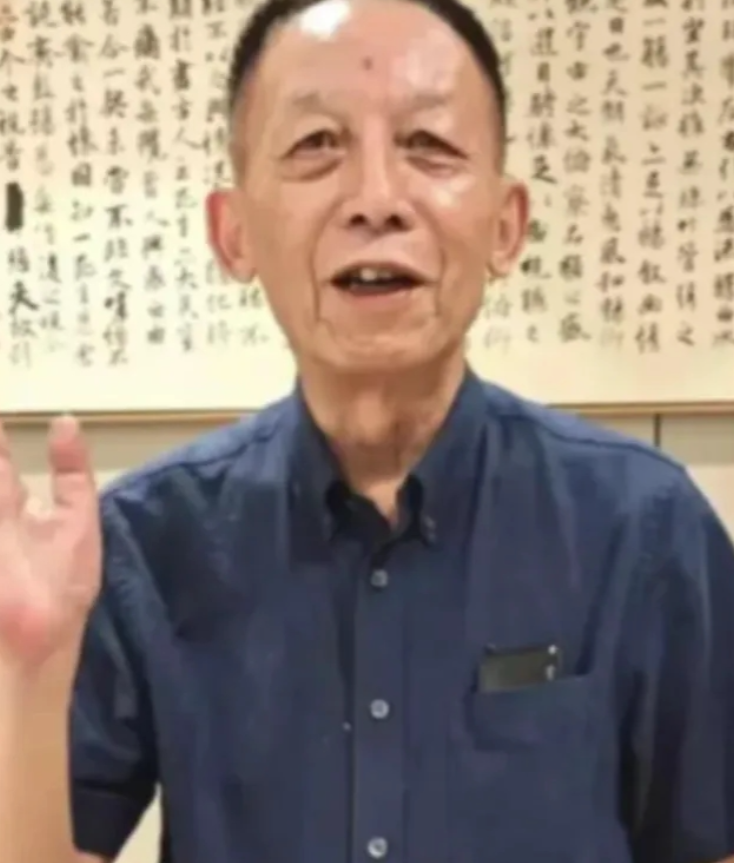 45岁的武汉大学副教授易中天递交完辞职信，头也不回地走了：“在这里待11年，连个教授都评不上，我还有什么好留恋的？”10年后这个“失败者”站在央视舞台上，一句“曹操要是活到现在，绝对是天天上热搜的霸道总裁”，让全国2亿观众记住了他！

主要信源：（国情君——武汉大学领导对易中天说：你走了，是武大的损