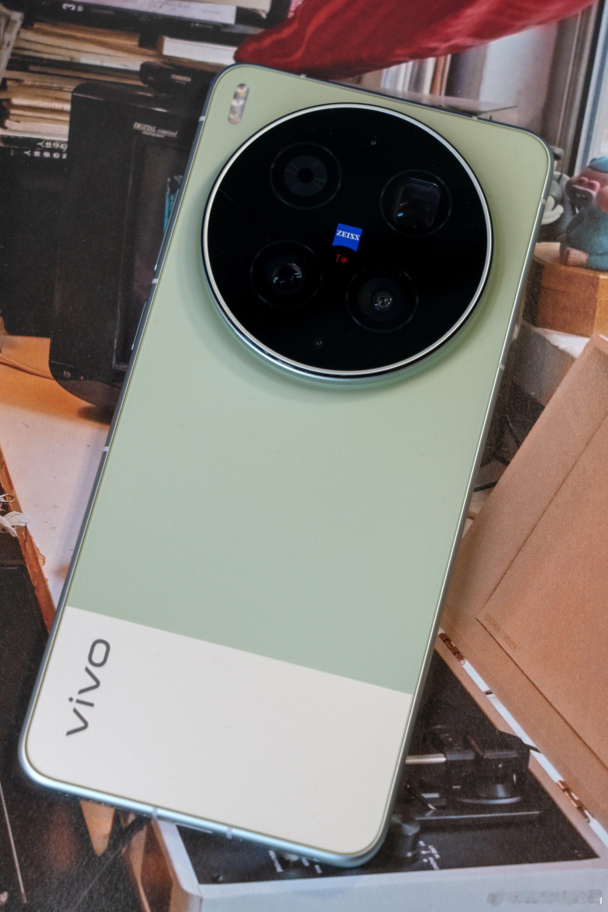 用了半年后，X300 Ultra体验总结

虽然目前vivo X500系列已经登场，不过作为系列前代超大杯的vivo X300 Ultra依旧是当之无愧的顶级影像旗舰。目前该机已经用了差不多半年时间了，下面就简单总结一下笔者手上这台vivo X300 Ultra的使用体验。

影像：

vivo X300 Ultra的三颗镜头都是超能打的主摄级别， ​