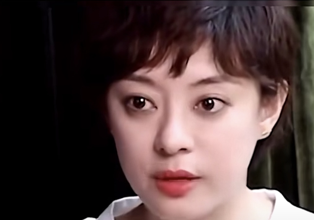 孙俪聊起自家一双儿女，坦言小女儿和自己特别像，性子直来直去，有什么就说什么，格外爱讲大实话。这点却让邓超十分操心，常常忍不住提醒妹妹，说话要多加斟酌。

反观儿子就截然不同，嘴甜暖心，永远懂得夸赞妈妈，处处都说孙俪的好话。

两个孩子截然不同的性格，恰恰能看见孙俪作为母亲的优秀。她温柔又有智慧，将一
