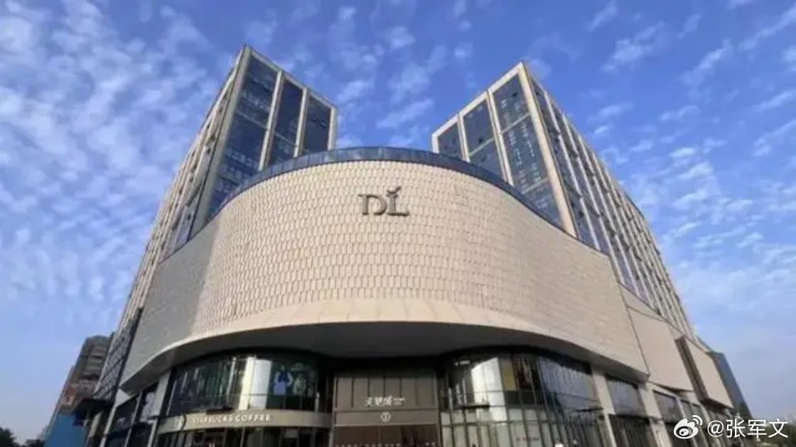 在高度体系化的零售劳动模型中，胖东来明年3月推行的“每周双休、每天7小时”更像是一次对行业底层逻辑的“系统重置”。

当于东来宣布将全员周工时压缩至35小时，我们看到的不再是单纯的企业福利施舍，而是商业认知向员工健康支点的深度回归。这种量级的扰动意味着社会对“效率”定义的底层锚点正在发 ​