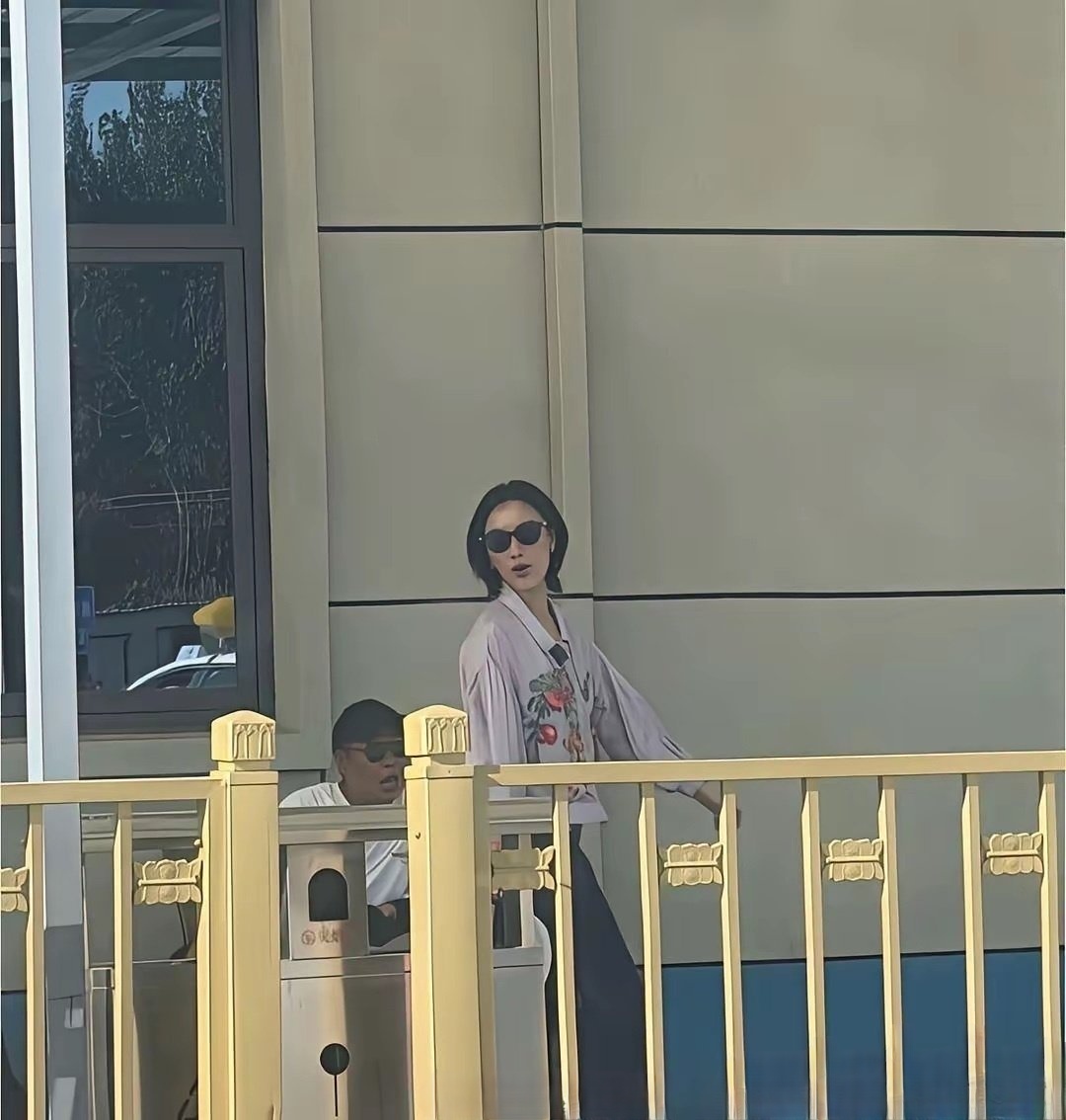 红毯女王倪妮在北京驾校练科目二🔥
一身防晒衣，烈日下练到后背衣服湿透。
不包场不插队，老老实实排队等车，和普通学员毫无差别。
再耀眼的女明星，考科二也逃不过暴晒练车！