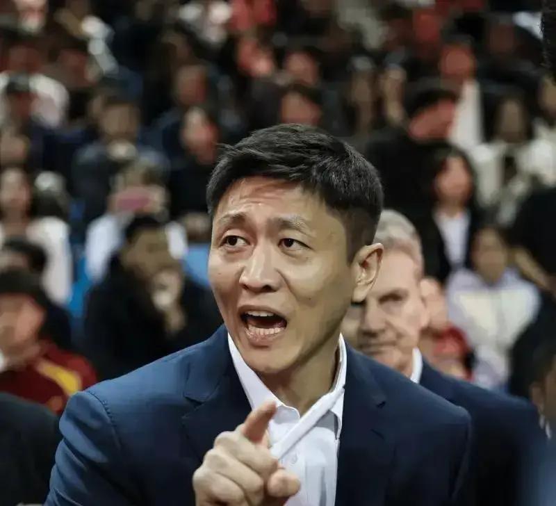 看吉林男篮打球，兜里不揣两颗速效救心丸真不敢点开直播。
这支队现在简直成了联盟里的“社交达人”，碰上谁都能强行打成五五开。
不管对面是争冠大热门，还是倒数的鱼腩，前三节永远是一副昏昏欲睡、甚至让人看得直跺脚的拉扯状态。分差咬在四五分上下，既打不死对面，也绝不让自己断气。
李昂在场边一站，哪像个