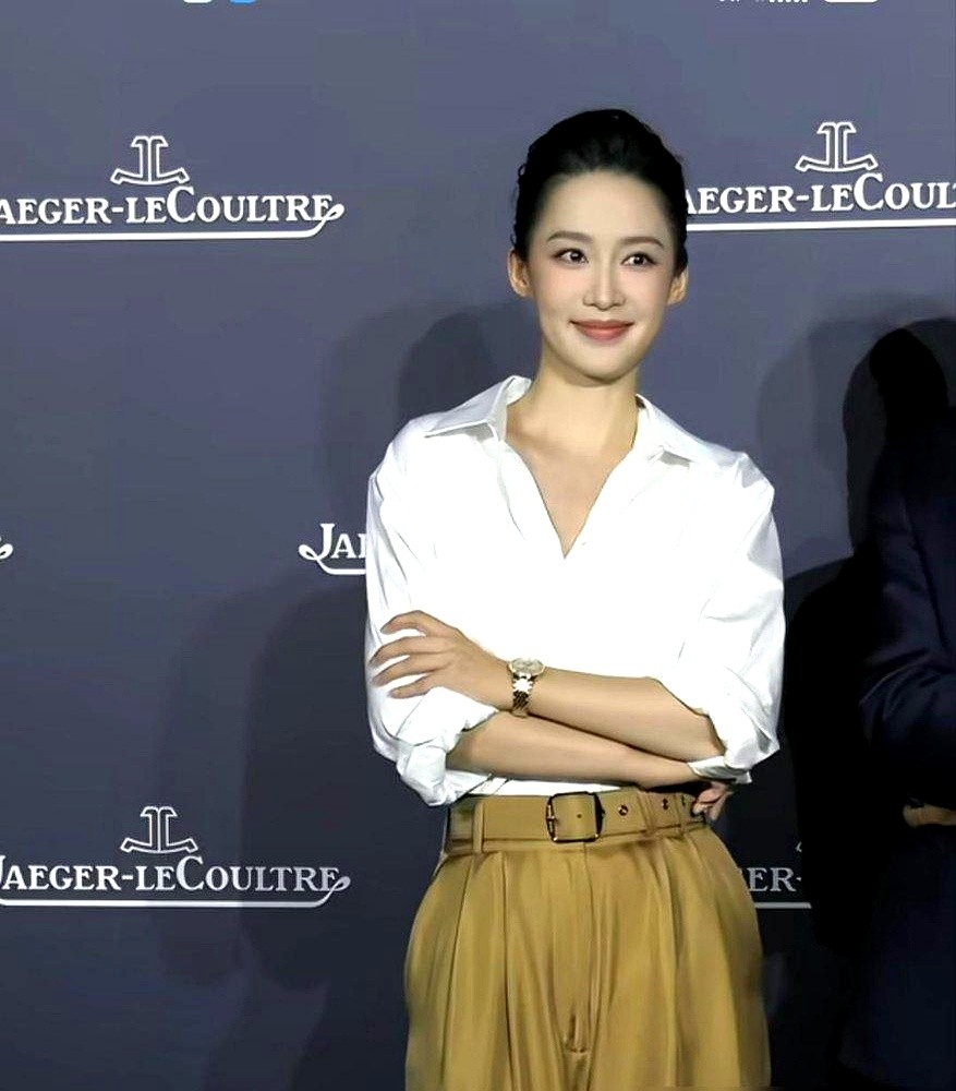 李沁零预热，一个人直接上了去巴黎的飞机。

这次看秀她穿了身Miu Miu套装，跟赵今麦坐在一块，俩人连续比了三次心。工作室挺有意思，发了一百张live图，把出发、看秀、晚宴和街头闲逛全记录下来了。

现场有人嘀咕，说她这张脸扛老扛得离谱。

这哪是光靠脸，她是真没被圈里的焦虑裹着走。把时装周当出差