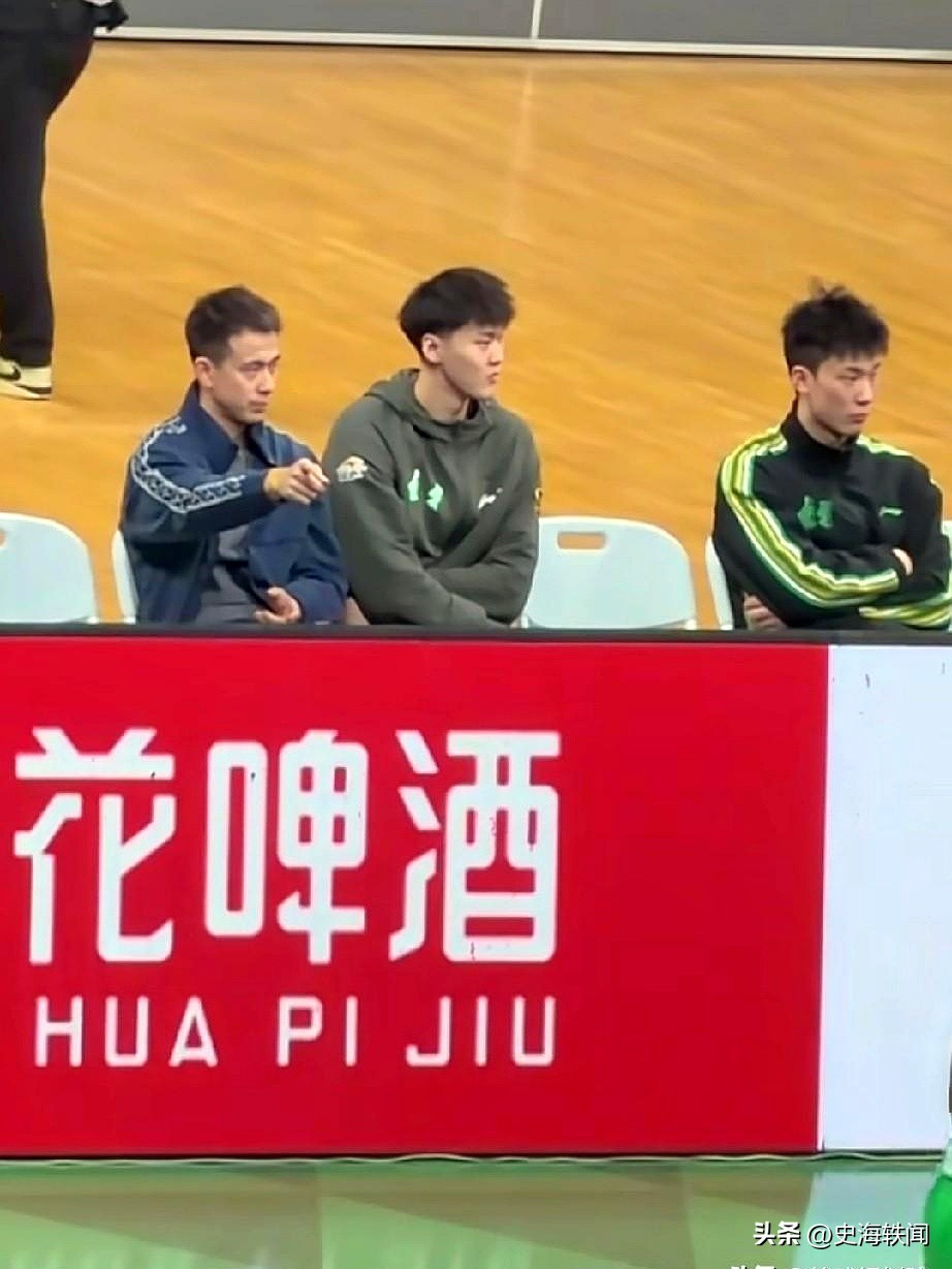 上赛季辽宁队那会儿，真是赵继伟一歇菜，全队就跟丢了魂儿似的，王岚嵚在场上也撑不起那个节拍器的作用，看得人干着急。
这赛季倒好，段睿骐跟库珀往那一站，后场立马厚实了，赵继伟不在，球权也有人能接管，组织进攻居然没乱套，这变化确实有点出乎意料。
赵继伟坐场边指手画脚那范儿，还真有几分教练的影子，那股子冷静