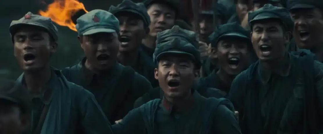 几十万人布下的铁桶包围圈，硬是被一支缺衣少粮的队伍牵着鼻子耍，气得对手总指挥在日记里狠狠破防，直骂这是自己一辈子的奇耻大辱。
电视剧《伟大的长征》播到31集，这出堪称战术奇迹的渡江大戏总算演明白了。
几番虚实变换，队伍成功跳出几十万大军的合围圈，渡江北上，整个危局彻底被盘活！
以前总有人念叨，