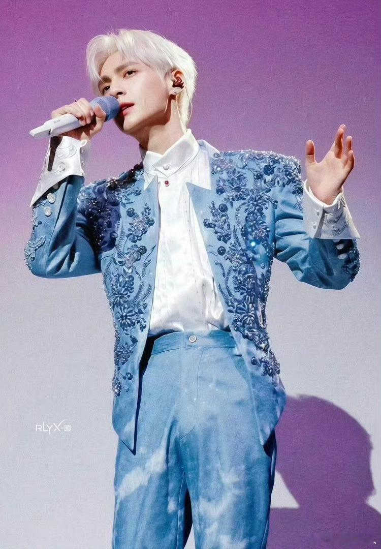 湖南卫视中秋之夜首波官宣21位嘉宾，9月25日直播

✅歌手组：陈慧琳、单依纯、张远、黄子弘凡、鹭卓、喻言、黄誉博
✅演员组：罗云熙、魏大勋、魏哲鸣、曾舜晞、邓恩熙、董思成、黄灿灿、罗予彤、韩雨彤、曾辉、王彦桐，还有电影爆火的王晓慧、孙小圣、魏忠杰。

晚会分山间月、楼台月、海上月三大篇章 ​