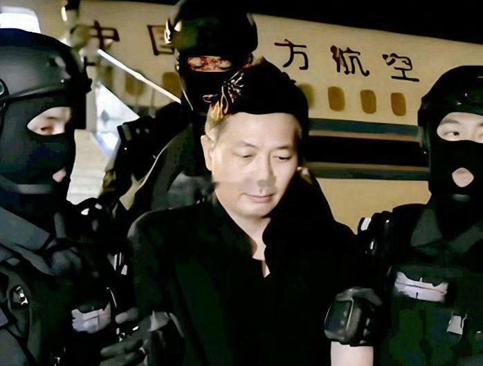 反诈博主“徽剑”两年前并非网传的“因敲诈勒索被抓”，而是遭境外电诈势力百万买凶杀害，凶手冒充警察在惠州将其当街劫持，辗转多地殴打折磨后抛尸江西荒山。
为什么这种重大恶性事件，故意杀人的不判死刑？ ​