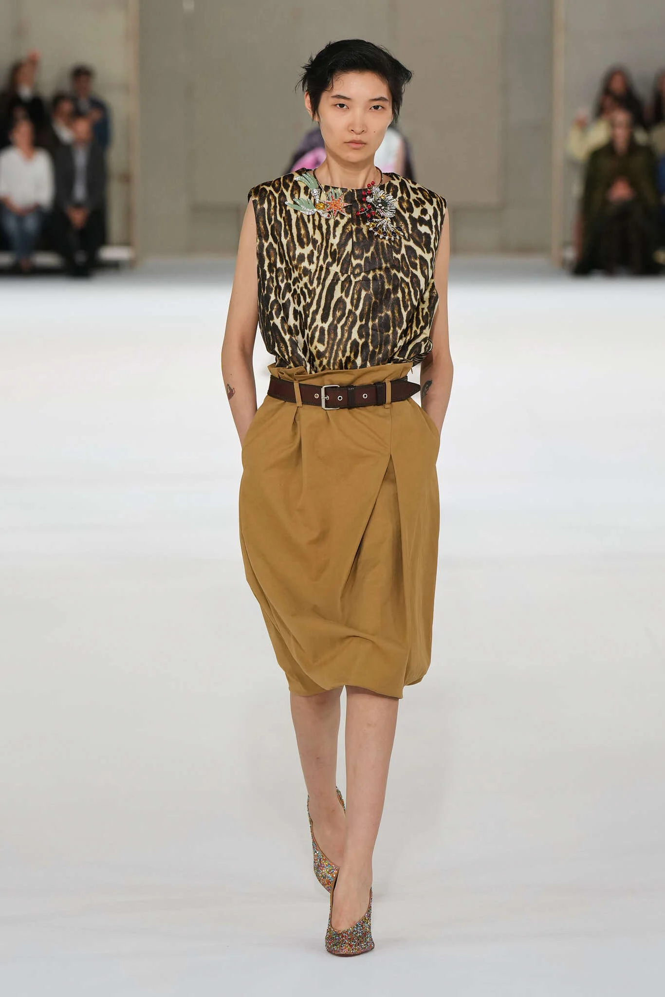 PFW | Dries Van Noten - 2027SS

🇨🇳中国模特：
秦蕾
赵孜琪
邹玉婷
郭馨悦
🇺🇸🇨🇳美籍华裔模特：
Karmay Ngai
🇧🇷🇨🇳巴西籍华裔模特：
Lulu Yu
🇸🇬新加坡模特：
Jessica Goh
🇮🇱以色列模特：
Moriya Bitton

#2027春夏巴黎时装周# ​