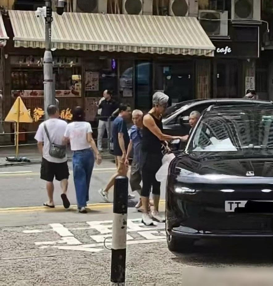 71岁周润发孤身买叉烧，这晚年真的凄凉吗？
网友在九龙城街边偶遇，没保镖没助理，只买了几十块钱的叉烧。白发佝偻的背影，发到网上直接炸锅。
有人夸他活的通透：当年为了不让妻子再受流产痛苦，主动选择丁克。承诺百年后捐出全部56亿身家，一辈子月花八百港元，和普通人没两样。
也有人骂他人设崩塌：此前承