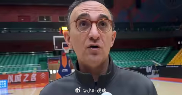 辽宁主帅乌戈：新赛季的目标是四强，不惧怕任何对手10月18日讯 CBA常规赛今晚继续进行，山东主场迎战辽宁。赛前辽宁主帅乌戈接受了采访，谈到了今晚的比赛，以及球队新赛季的目标。谈到球队的备战情况时，乌戈表示：经过一个夏季的准备，我们已经准备好了，球员们已经进入到一个比赛的状态了。展望今晚的比赛，乌戈信心十足，他表示：“新赛季我们到这边来以后有一个很兴奋的感觉，上次我们在12进8的比赛中可能没有做得特别好，但是现在我们已经重整旗鼓，来到山东队的场地，我们已经很兴奋，我们会竭尽全力的去准备我们的第一场比赛。”相比上赛季，辽宁的外援全部更换，谈到球队的外援时，乌戈认为：“我们现在有三名外援，克里斯之前在山东队打，但是现在在辽宁队也融入得特别好。库珀之前也在辽宁队打过一些比赛，现在回归之后状态也是十分的火热，然后也起到领导、串联球队的一个作用，他在NBA历练以后回来，状态是非常不错的。我们整体的化学反应现在是非常好的，所以我们希望能把这个势头保持住，一直到我们后续的比赛中。”谈到队内的年轻...