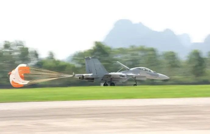 殲-16飞行训练壁纸上新啦～
近日，南部战区空军航空兵某旅组织跨昼夜飞行训练，数架“潜龙”接续升空，在实战实训中不断淬炼胜战能力！ ​